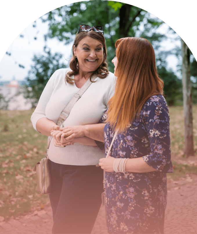 Dve ženy sa rozprávajú v parku